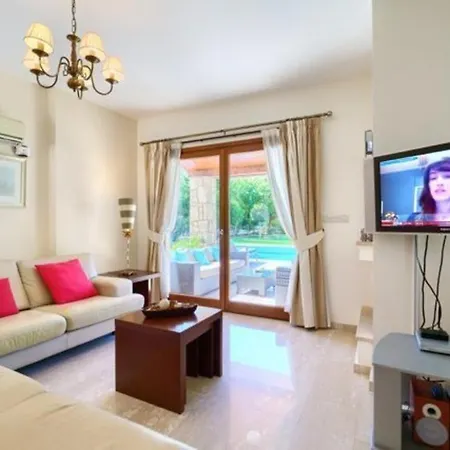 Pera “your Beautiful With Beautifully Manicured Garden” فيلة