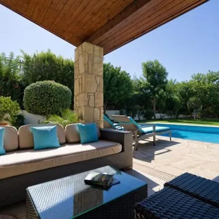 Pera “your Beautiful With Beautifully Manicured Garden” Вилла