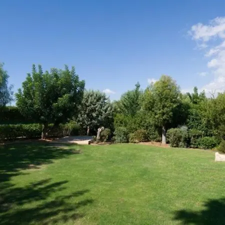 فيلة Pera “your Beautiful With Beautifully Manicured Garden” كوكليا