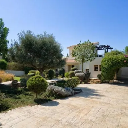 Pera “your Beautiful With Beautifully Manicured Garden” فيلة