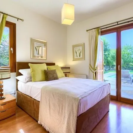 Pera “your Beautiful With Beautifully Manicured Garden” Куклия